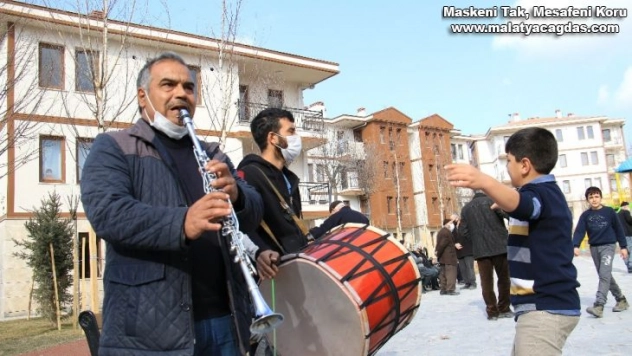 Kentsel dönüşümle evlerine kavuştular, başkanı davullu zurnalı karşıladılar