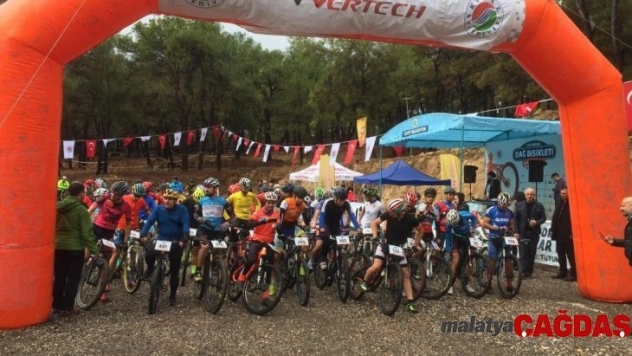 Kepez'de pedallar yarışıyor