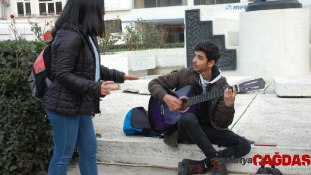 Keşanlı sokak müzisyenleri soğuk havayı şarkıları ile ısıtıyor