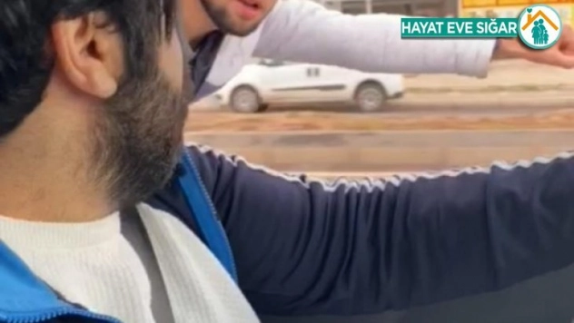 Kesilen cezalardan ibret almadı, patenle araca tutunarak bir adres daha sordu