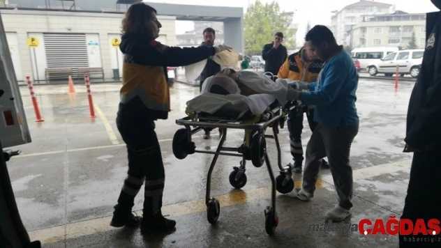 Kestiği odun kafasına isabet etti