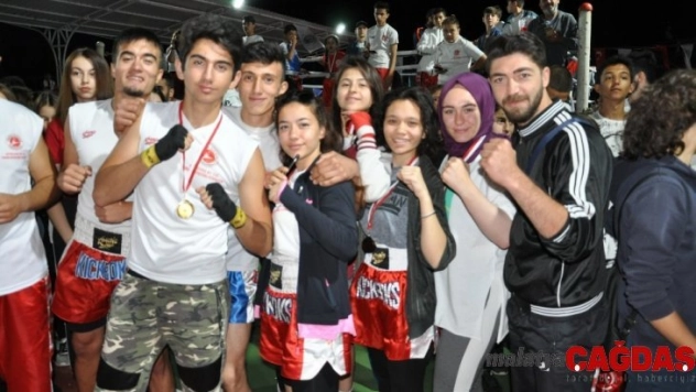 Kick Boks sporcularının madalya sevinci