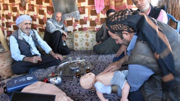Kıl çadırlarda göçerlere ilk yardım eğitimi