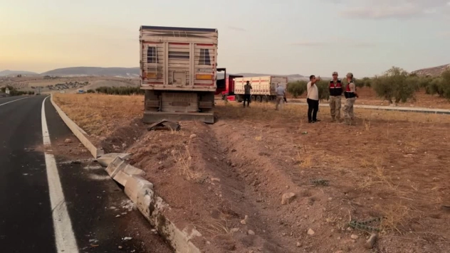 Kilis'te tır ile pikabın çarpıştığı kazada 3 kişi yaralandı