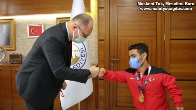 Kilosunun 3 katı ağırlığı kaldırdı!