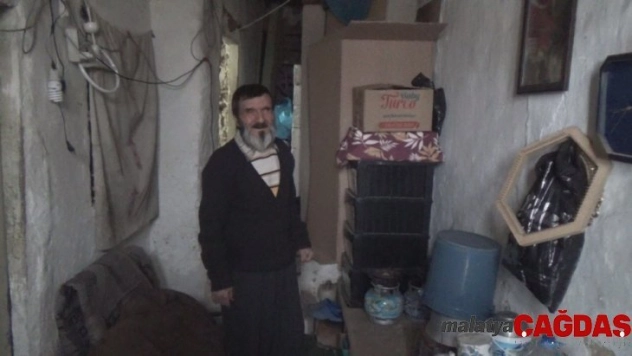 Kimsesiz yaşlı adam yardım bekliyor