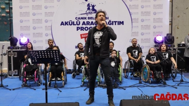 Kıraç, engellilerle 'Vatan Marşı'nı söyledi