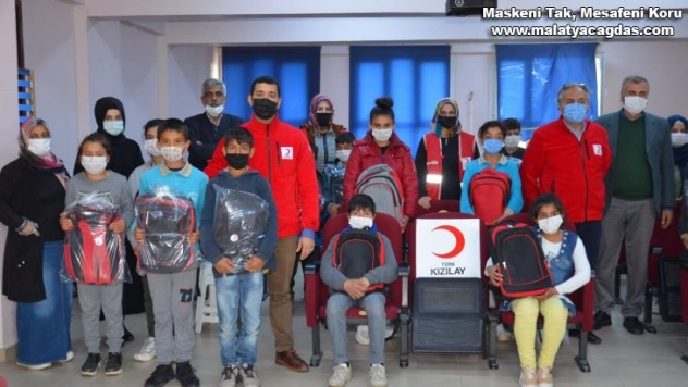 Kırıkhan'da öğrencilere kırtasiye ve hijyen seti dağıtıldı
