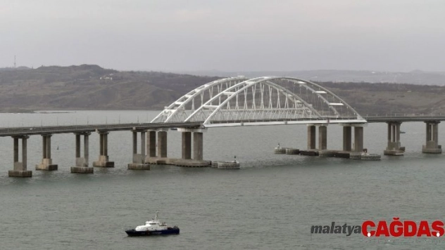 Kırım'ı Rusya'ya bağlayan köprüden ilk tren geçti