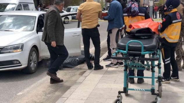 Kırmızı ışıkta beklerken araçta silahlı saldırıya uğradılar: 1 ölü, 1 yaralı