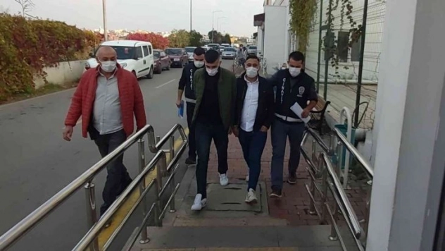 Kırmızı ışıkta cam silme kavgası: 3 yaralı