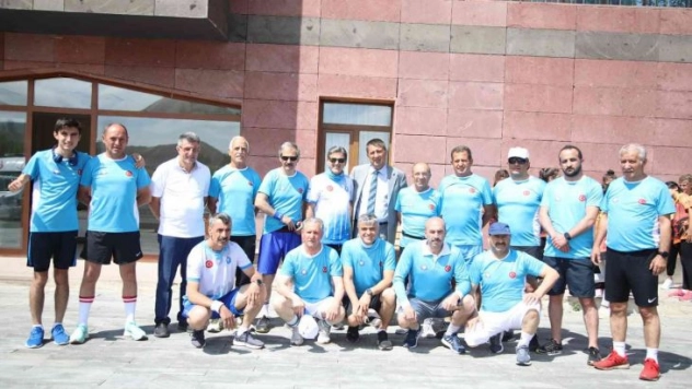 Kırmızı periler diyarına koştular