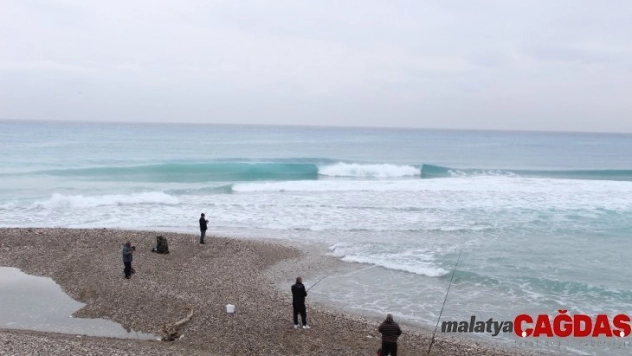 Kırmızı uyarının yapıldığı Antalya güne sakin başladı