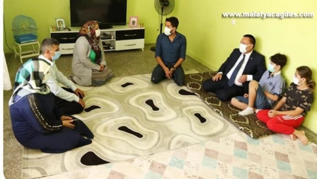 Kırsal mahallede vatandaşlarla, Sakarya Caddesinde esnafla buluştu