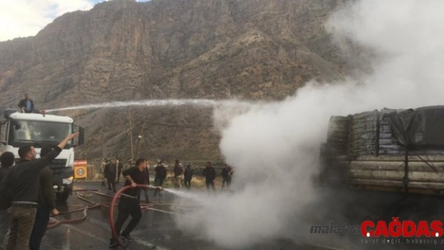 Kırtasiye malzemesi yüklü tır alev alev yandı