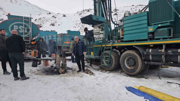 Mahallenin suyu kurudu, belediye sondaj çalışması başlattı