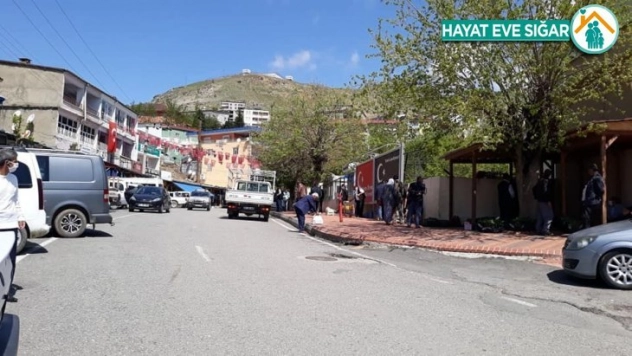 Kısıtlama kalktı, vatandaşlar sosyal mesafe kuralına uyarak dışarı çıktı