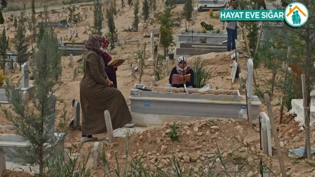 Kısıtlama öncesi mezarlık ziyaretlerinde yoğunluk