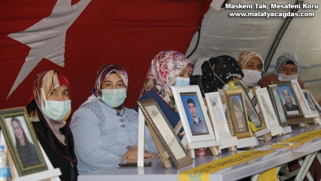 Kısıtlamalar kalktı, evlat nöbetindeki aileler HDP önündeki çadıra koştu