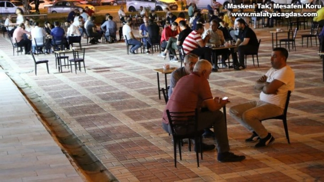 Kısıtlamaların kalktığı ilk akşamda vatandaşlar sokakları doldurdu