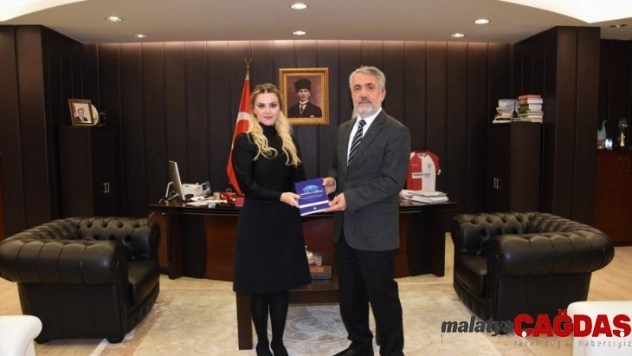 Kitabını Rektör Bilgiç'e hediye etti
