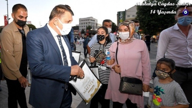 Kitap dağıtan Gürkan, kütüphane müjdesi verdi