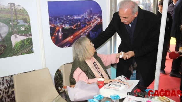 Kitap kurdu yaşlılar kitap fuarında