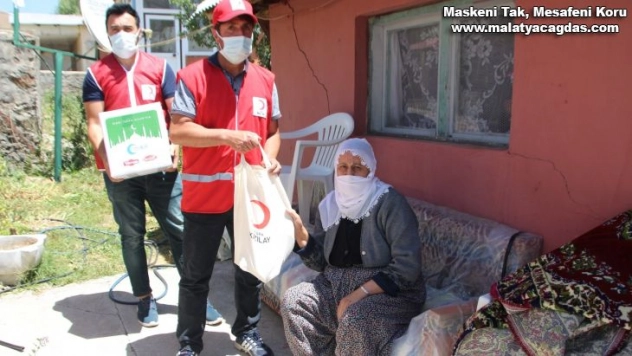Kızılay'dan 2 aileye gıda yardımı