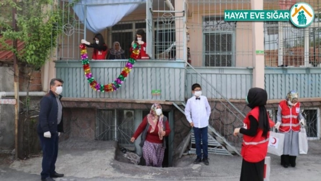 Kızılay'dan evden çıkamayan çocuklara 23 Nisan sürprizi