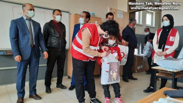 Kızılay'dan öğrencilere kıyafet yardımı