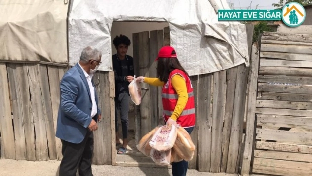 Kızılay'dan vatandaşlara ücretsiz ekmek