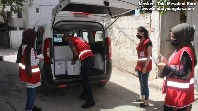 Kızılay ekipleri kapıları tek tek çalarak yardım yapıyor