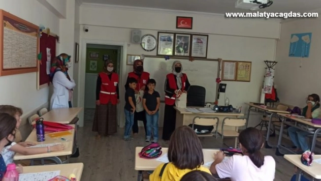 Kızılay gönüllülerinden, Kuran Kursu öğrencilerine dondurmalı teneffüs