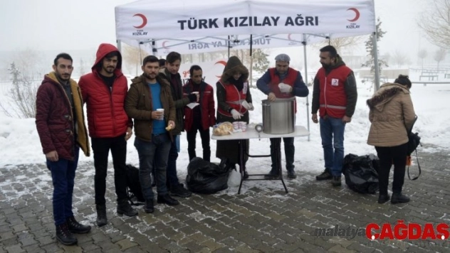 Kızılay soğuk kış günlerinde üniversite öğrencilerine çorba ikram ediyor