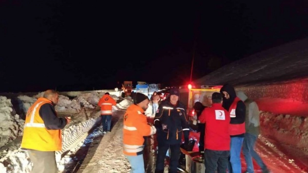 Kızılay ve AFAD, gece Fis Ovasında vatandaşları yalnız bırakmadı