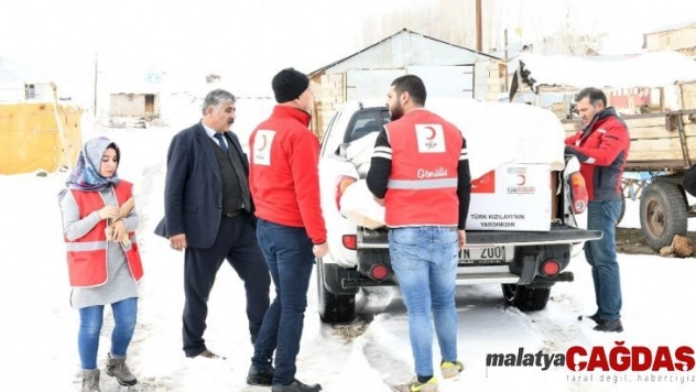 Kızılaydan 98 öğrenciye mont ve bot