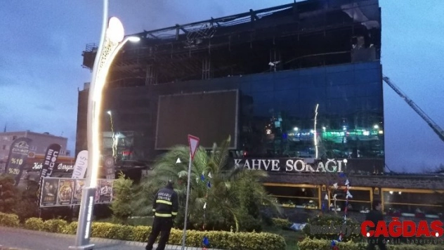 Kocaeli'de AVM'de yangın 4 saatte kontrol altına alındı