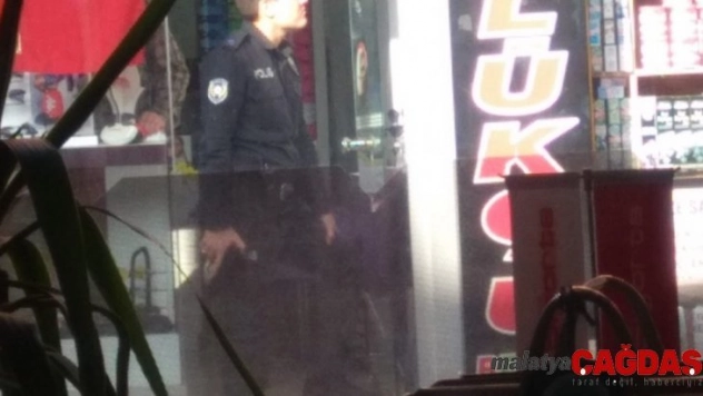 Kocaeli'de elinde benzin bidonu ve tüfek olan şahıs berberi rehin aldı