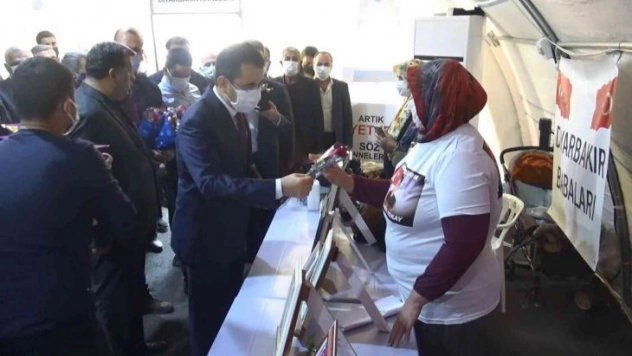 Kocaköy Kaymakamı Kasman, evlat nöbetindeki ailelerle bir araya geldi