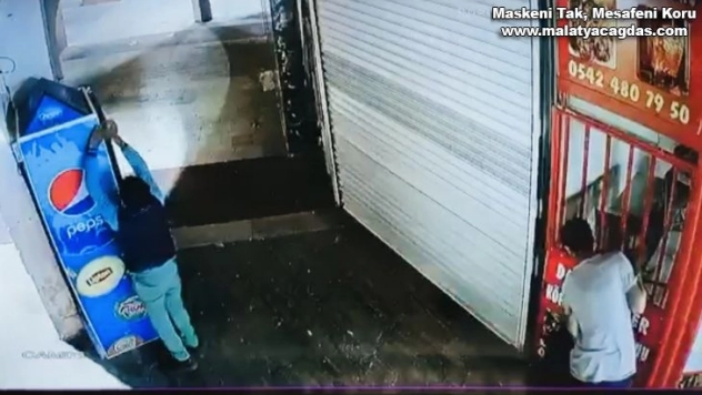 Köfte ızgarasını çalan çocuklar kamerada