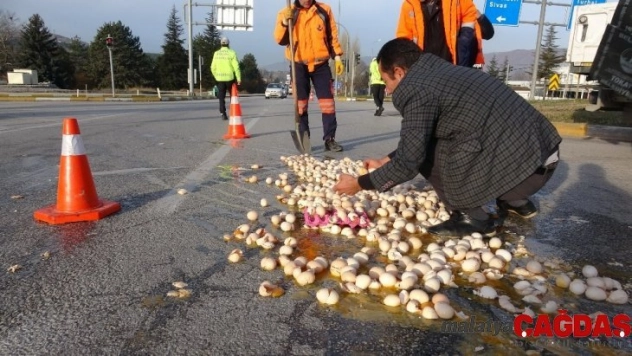 Kolilerce yumurta yola döküldü, ekipler temizlemek için seferber oldu