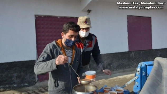 Kolluk kuvvetlerine her gün sıcak çorba ikram ediyor