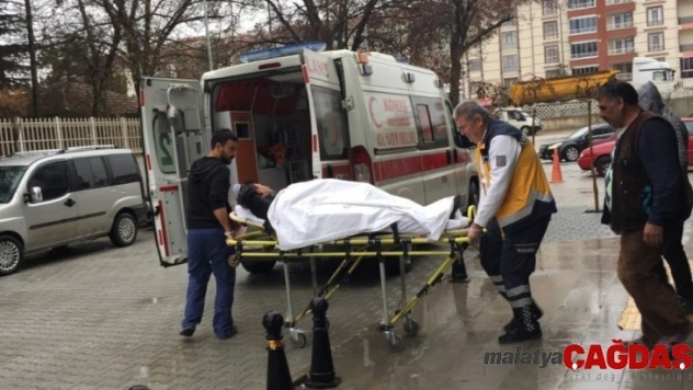 Kolunu pres makinesine kıstıran işçi hastanelik oldu