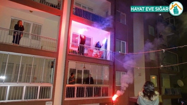 Komşularından polis memuruna meşaleli sürpriz