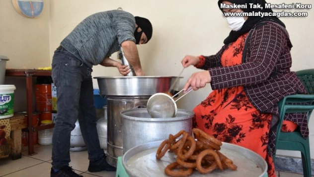 Komşusuna rica ederek öğrendi, geliri ile çocuklarını okutuyor