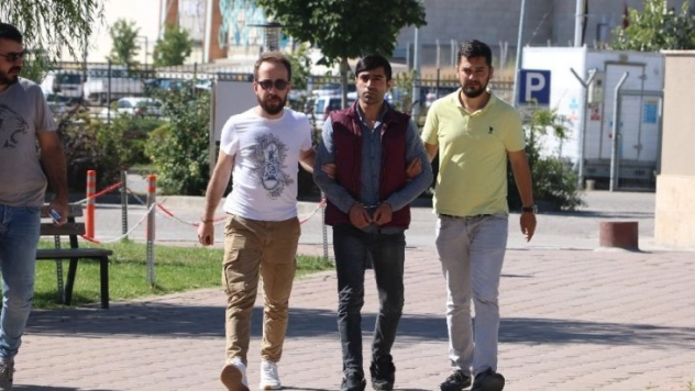 Komşusunu 11 yerinden bıçaklayarak öldüren şahıs adliyede