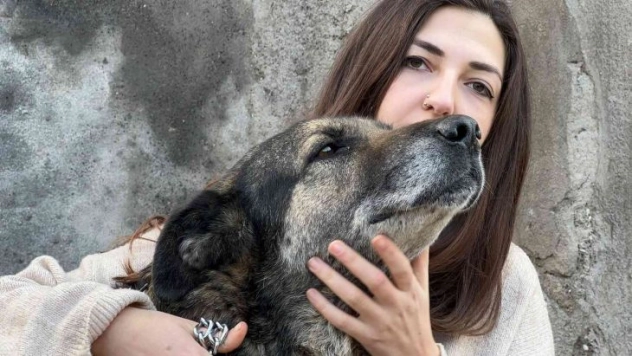 Komşusunun kızına ve köpeğine ağaç dalıyla saldırdı