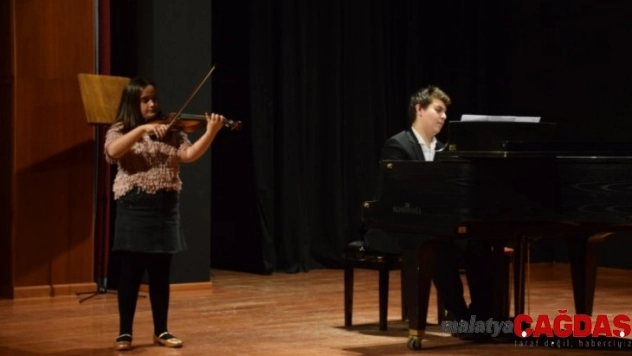 Konservatuvar öğrencilerinden keman konseri