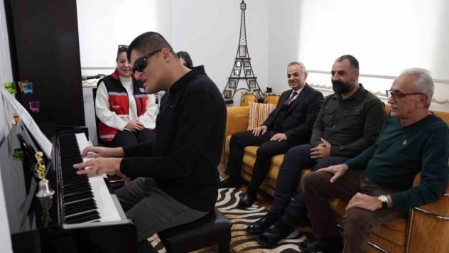 Konservatuvarı dereceyle bitiren görme engelli Mehmet dört enstrümanda ustalaştı