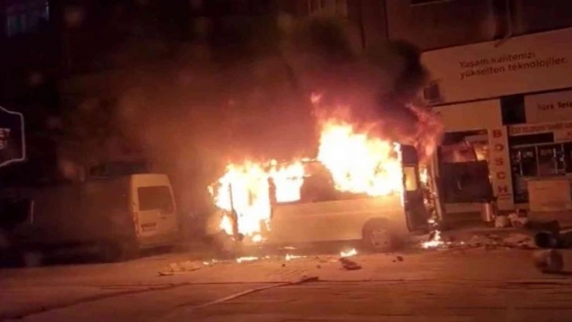 Kontağın çevrilmesiyle transit bir anda patlayıp alev topuna döndü: 1 yaralı